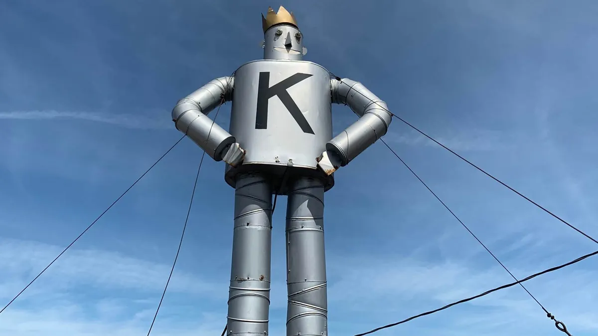 The King Tin Man statue on the roof of King’s Oak Forest location